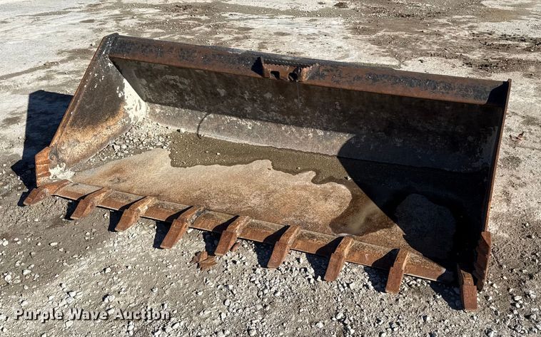 84" W skid steer bucket - EC4542