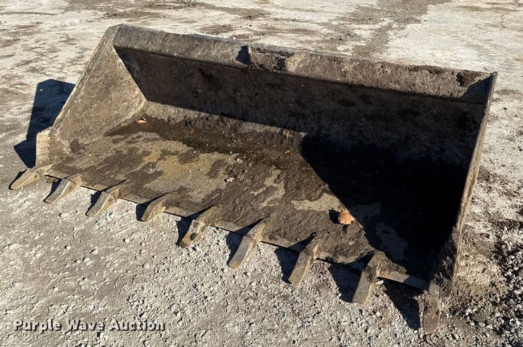 WB 84" W skid steer bucket - EC4543