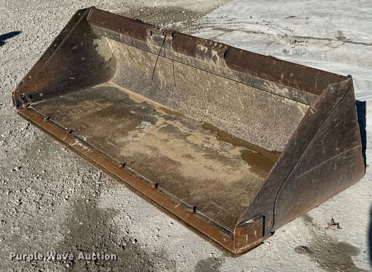 78" W skid steer bucket - EC4547