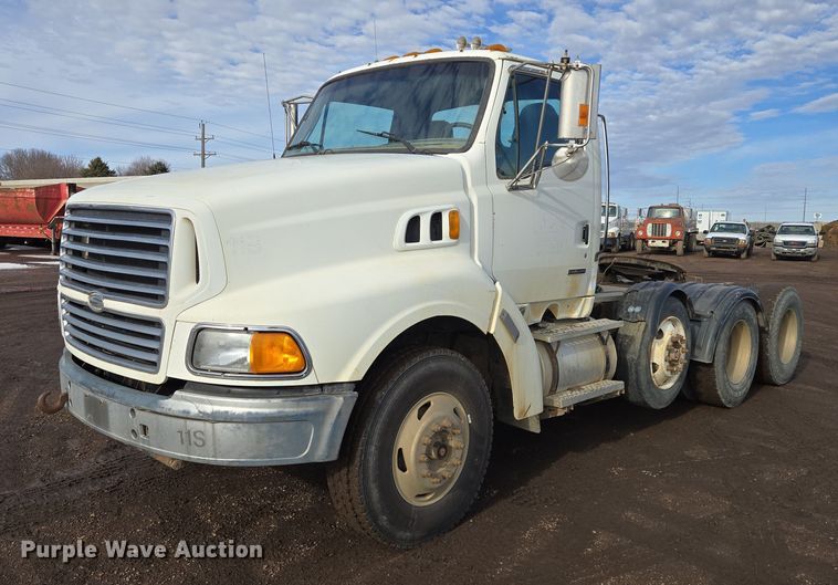 2000 Sterling A9522 semi truck - ES2640