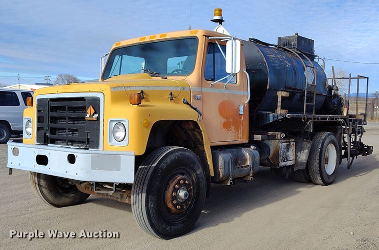1989 International 1954 oil distributor truck - DT0815