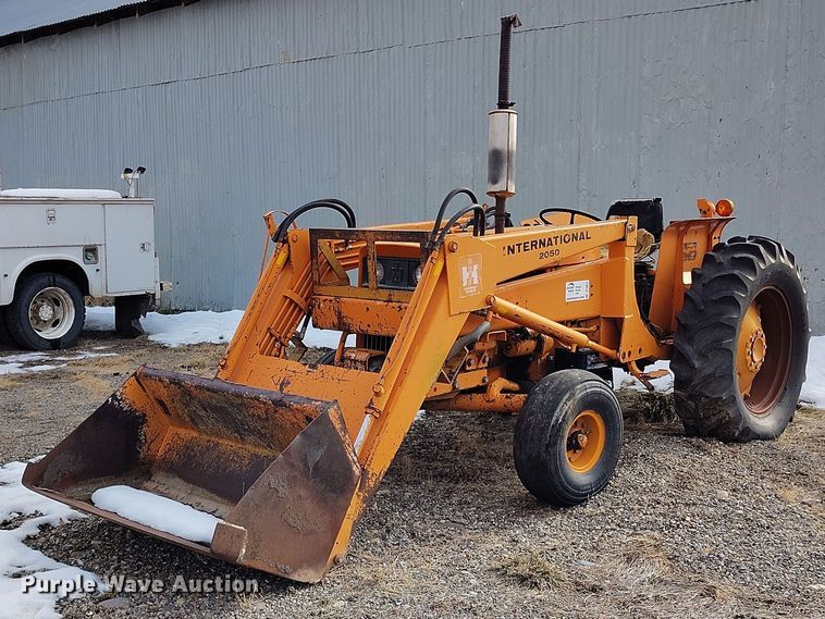 International 2444 tractor - DT0817