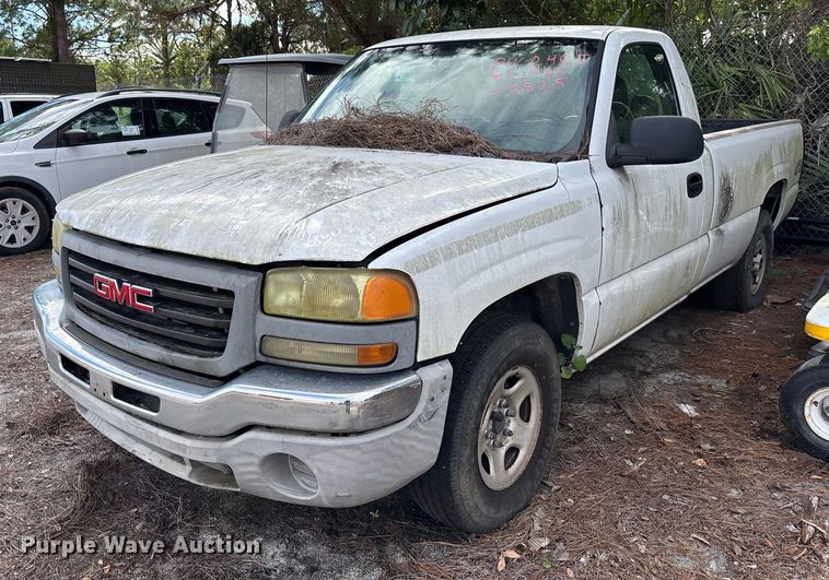 2004 GMC Sierra 1500 pickup truck - DU2604