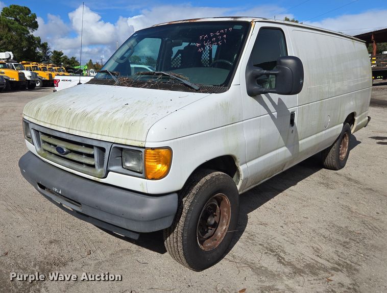 2007 Ford E250 Super Duty van - DU2610