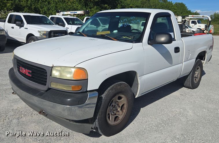 2002 GMC Sierra 1500 pickup truck - DU2640