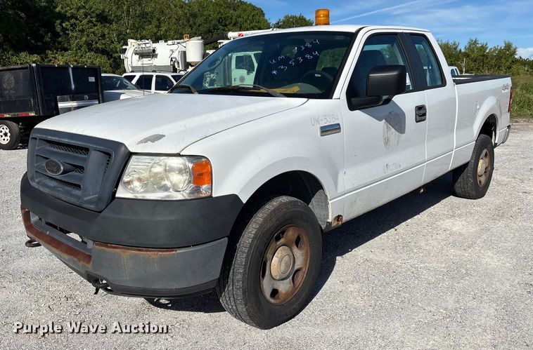 2005 Ford F150 Super Duty XL Ext. Cab pickup truck - DU2641
