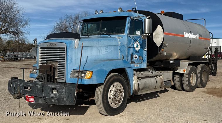 1995 Freightliner FLD120 oil distributor truck - DW5209