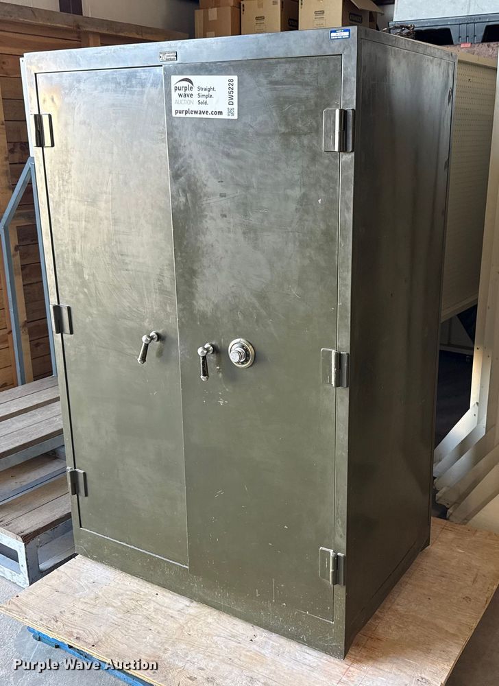 Shaw-Walker safe - DW5228