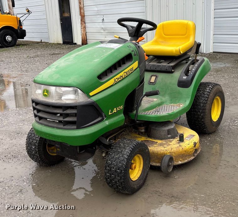 2009 John Deere LA105 lawn mower - EE4270