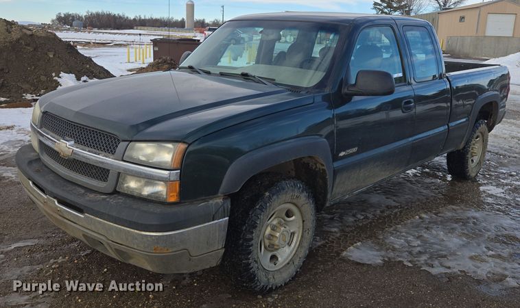 2004 Chevrolet Silverado 2500 Ext. Cab pickup truck - ES2633