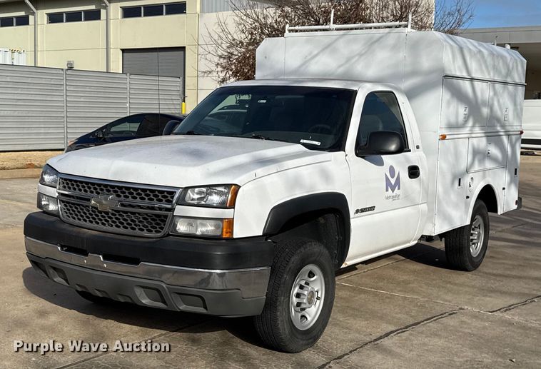 2005 Chevrolet Silverado 2500HD utility bed pickup truck - ES5501