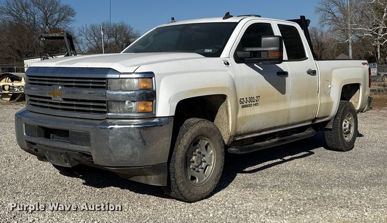 2016 Chevrolet Silverado 2500HD Crew Cab pickup truck - ES5556