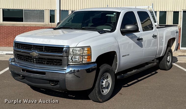 2010 Chevrolet Silverado 2500 Crew Cab pickup truck - ES5563
