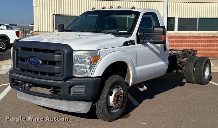 2014 Ford F350 Super Duty XL truck cab and chassis - ES5566