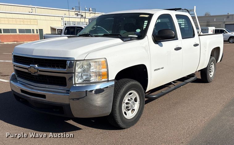 2010 Chevrolet Silverado 2500 Crew Cab pickup truck - ES5578