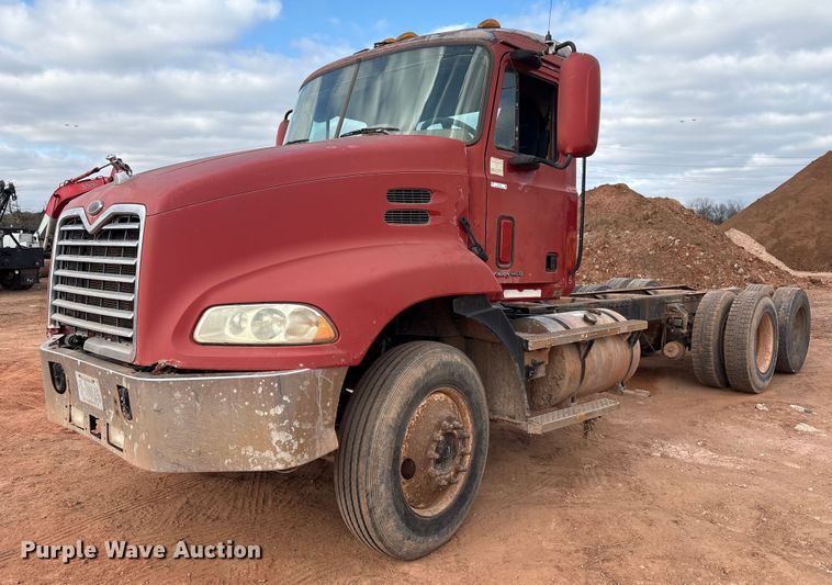 2000 Mack Vision 460 truck cab and chassis - ET1013
