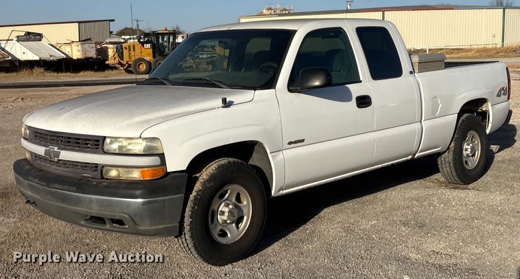 2002 Chevrolet Silverado 1500 Ext. Cab pickup truck - ET1079