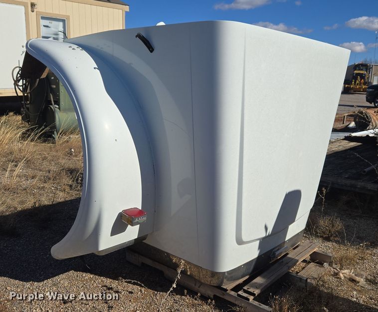 Semi truck hood - ET1137