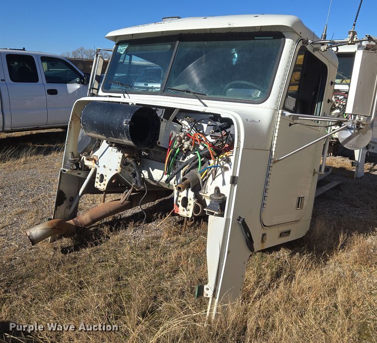 2002 Freightliner FLD Classic semi truck cab - ET1142