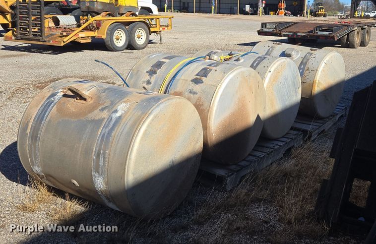 (4) Freightliner diesel fuel tanks - ET1145