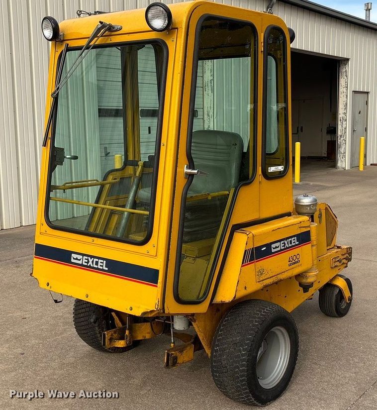 Excel 4300 Hustler lawn mower - ET4078