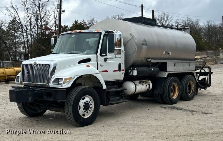 2003 International 7400 oil distributor truck - ET6809