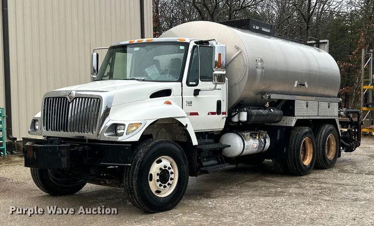 2003 International 7400 oil distributor truck - ET6811