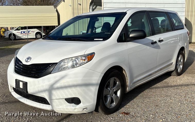 2017 Toyota Sienna van - EV3474