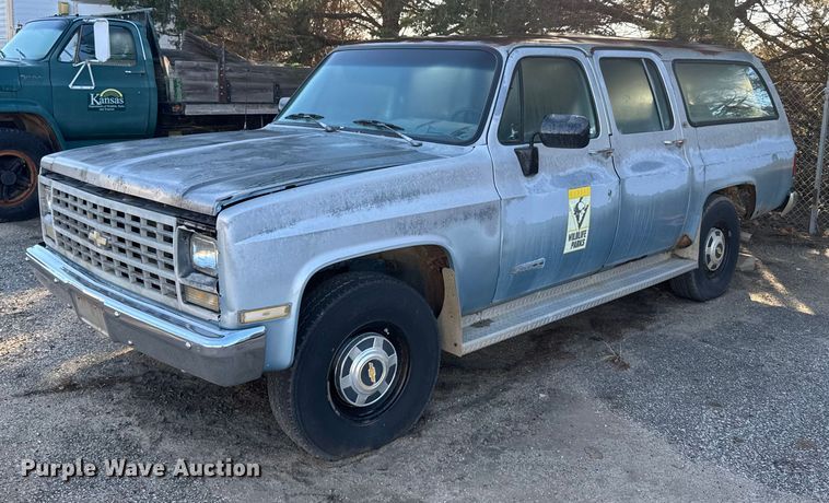 1990 Chevrolet Suburban SUV - FB0529