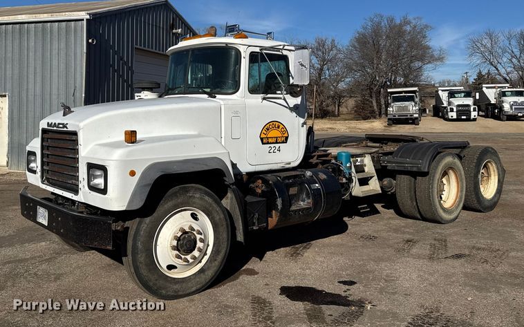 2001 Mack RD semi truck - FB0530