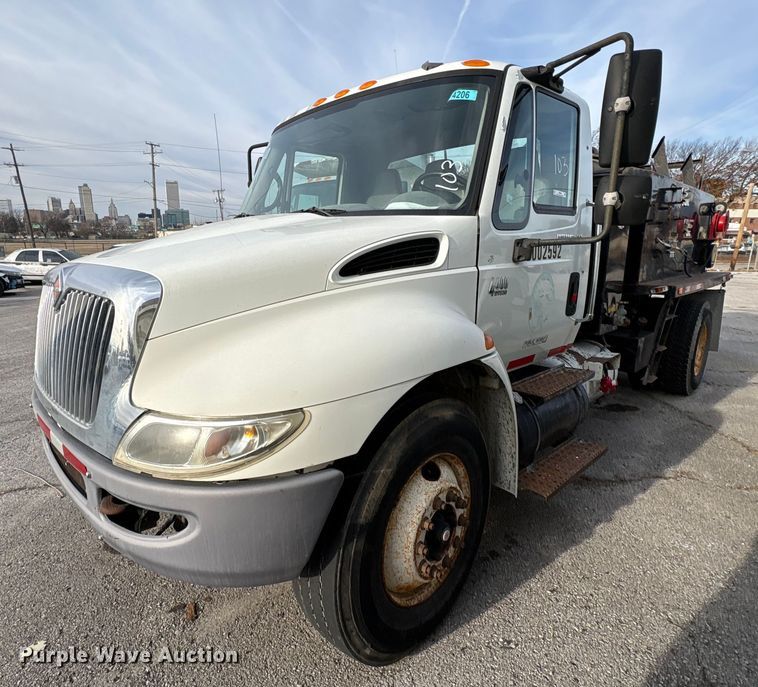 2002 International 4400 pothole patcher truck - FB8480