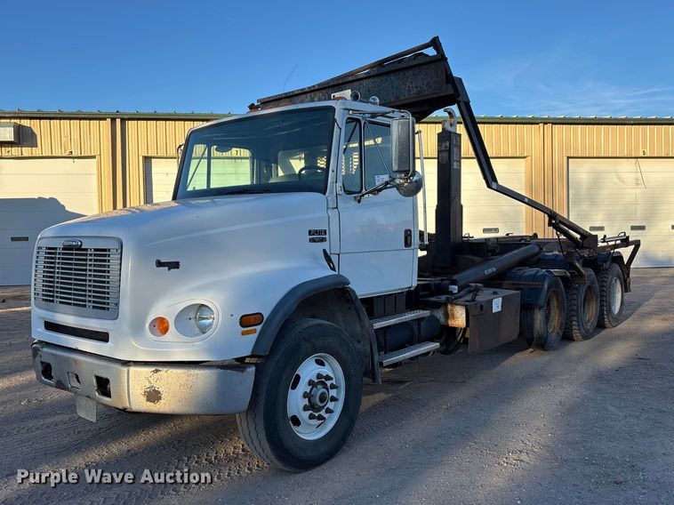 2001 Freightliner FL112 hook lift truck - FG1671