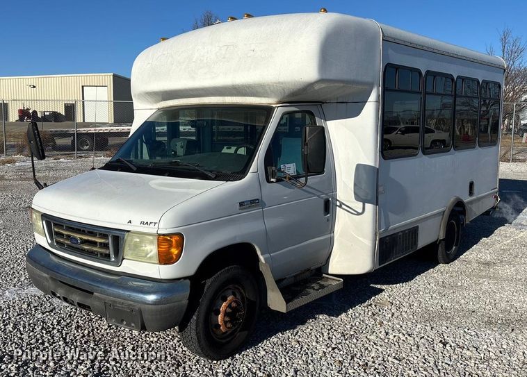 2006 Starcraft  E450 Super Duty shuttle bus - FG1704