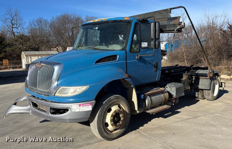 2017 International 4900 hook lift truck - FG1709