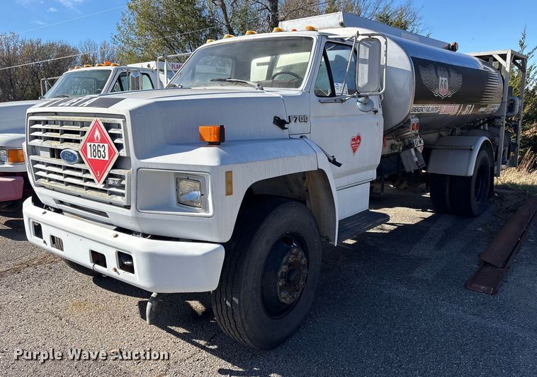 1990 Ford F700 fuel truck - FI0101