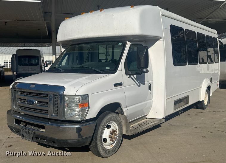 2011 Ford E450 Super Duty shuttle bus - FK0888