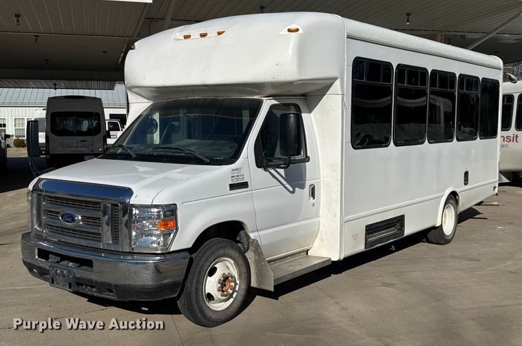 2018 Ford E450 Super Duty shuttle bus - FK0889