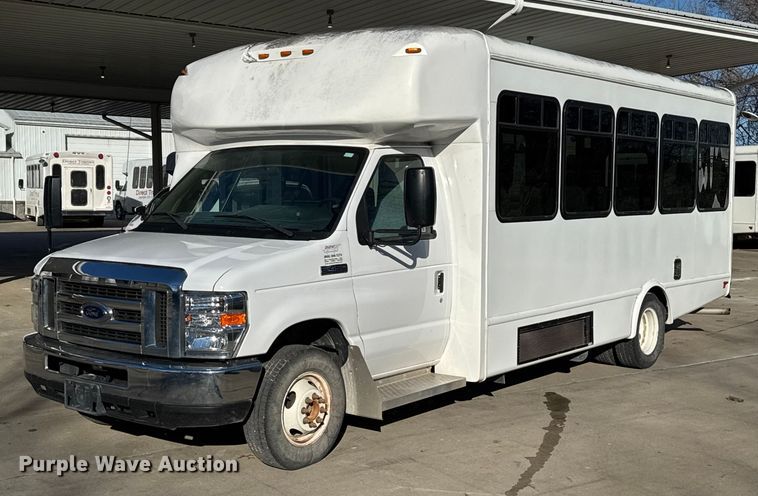 2017 Ford E450 Super Duty shuttle bus - FK0893