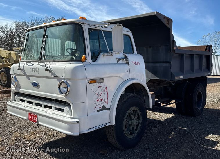 1986 Ford F800 dump truck - HW9136