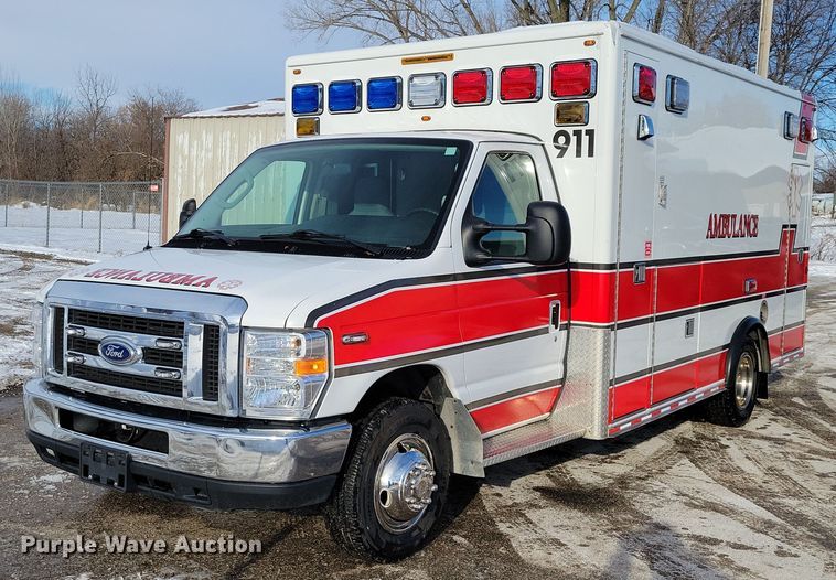 2015 Ford E450 ambulance - NO9839