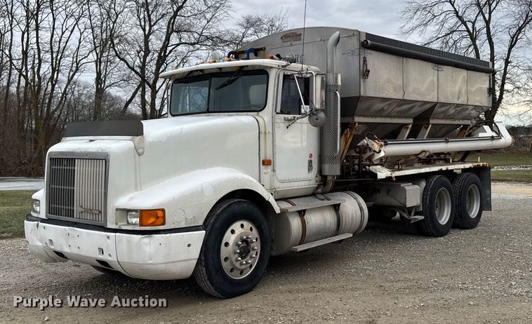 1992 International 9400 fertilizer delivery truck - EA2207