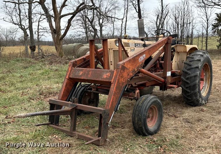 Case 830 Comfort King tractor - ED2456