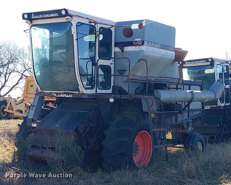 Allis-Chalmers M2 Gleaner combine - EU0187