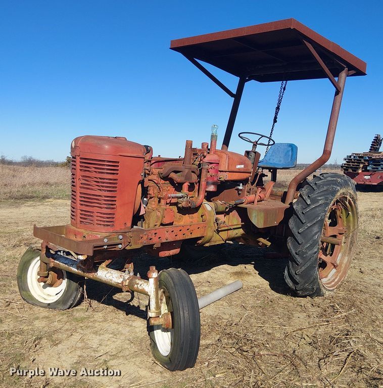 International SM tractor - EU0198