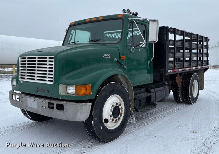 1999 International 4900 flatbed truck - FK1041