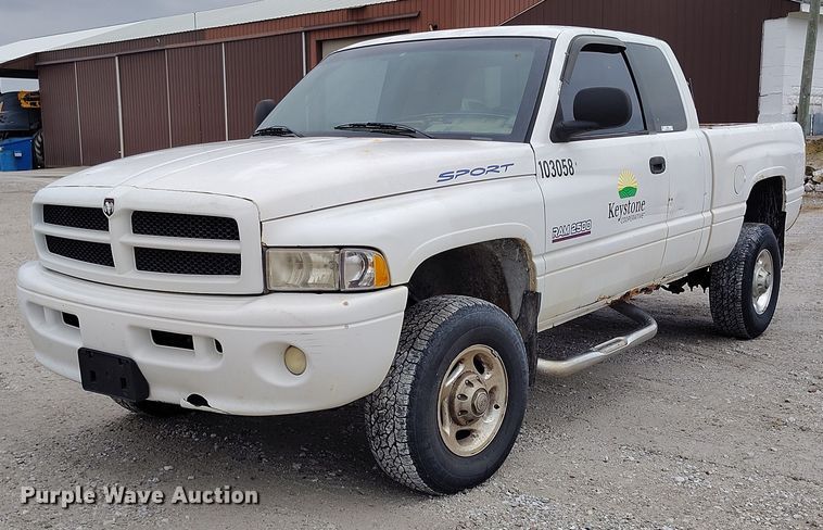 2001 Dodge Ram 2500 Ext. Cab pickup truck - IH9393