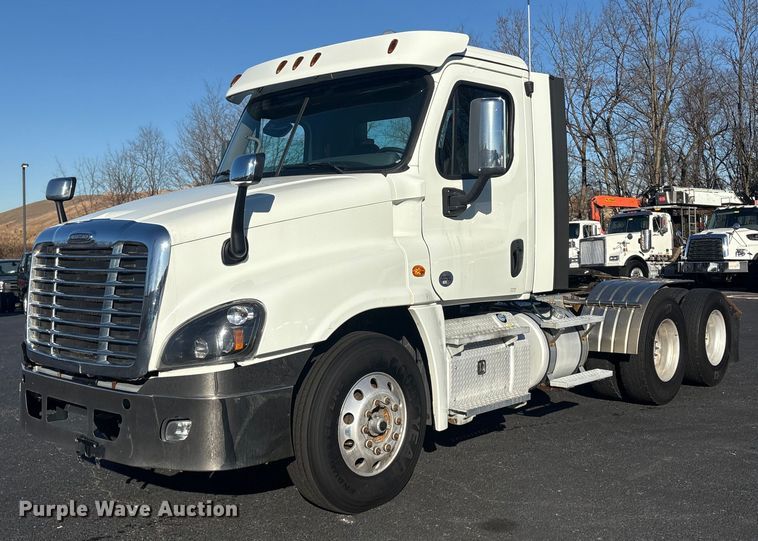 2019 Freightliner Cascadia semi truck - DT2769