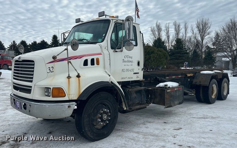 1999 Sterling L9513 roll-off container truck - DT6494