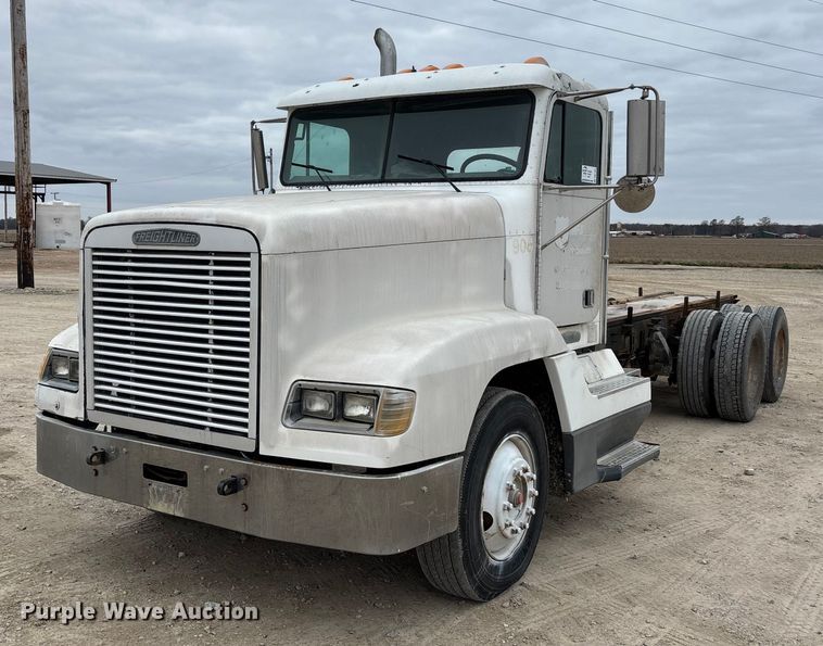 1996 Freightliner FLD120 truck cab and chassis - DW7363