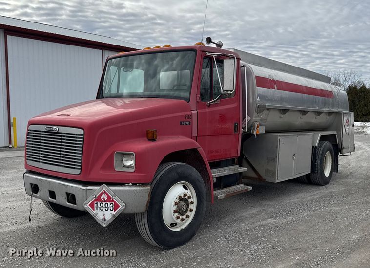 2002 Freightliner FL70 fuel truck - EA2205